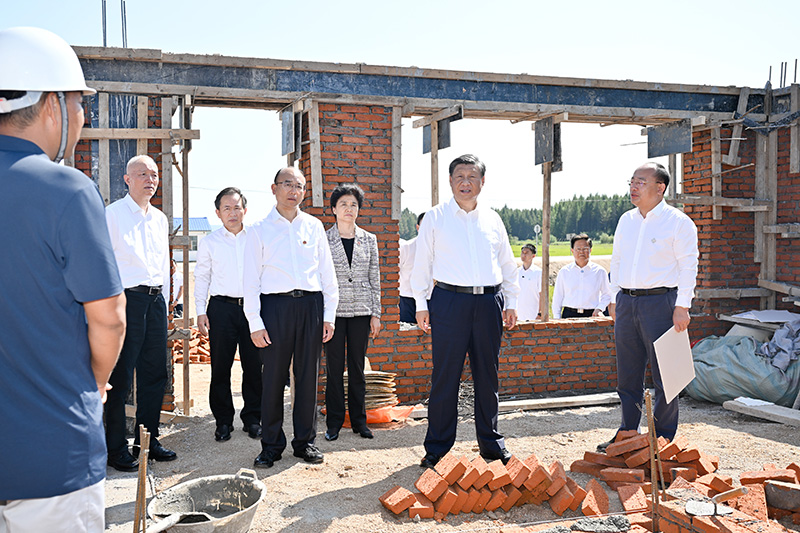 9月6日至8日，，，，中共中央总书记、国家主席、中央军委主席习近平在黑龙江考察。。。。这是7日上午，，，，习近平在遭受洪涝灾难的哈尔滨尚志市老街基乡龙王庙村，，，，观察水毁衡宇重修情形。。。。